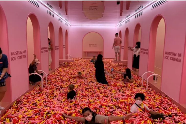Area Sprinkle Pool yang paling banyak digemari pengunjung di Museum of Ice Cream (Foto: Reuters)