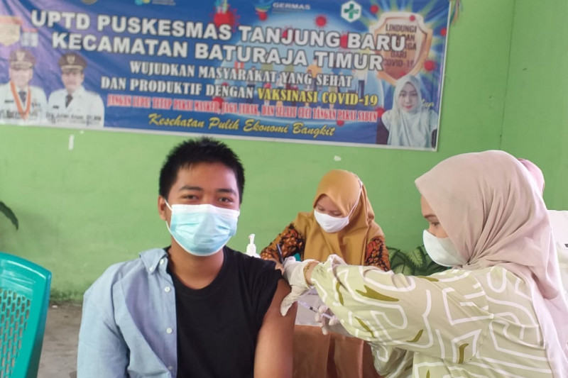 Seorang anak warga Kabupaten OKU Sumsel disuntik vaksin COVID-19, Sabtu. (ANTARA/Edo Purmana/21)