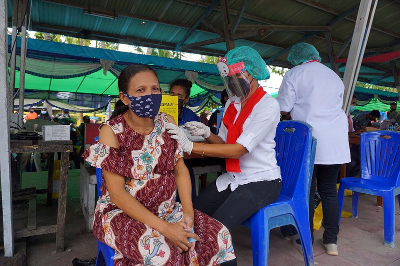 Petugas menyuntikkan vaksin COVID-19 ibu hamil di Terminal Remu Kota Sorong, Papua Barat, Sabtu (21/8/2021) (ANTARA/OLHA MULALINDA)