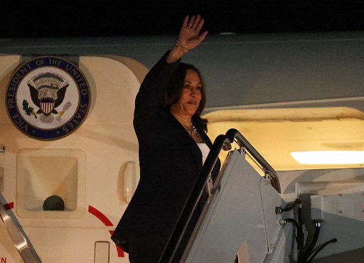 Kamala Harris Bertolak ke Singapura untuk Kunjungan Asia Pertamanya