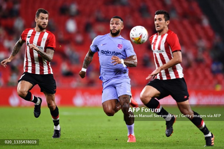 Penyerang Barcelona, Memphis Depay, berebut bola dengan pemain Athletic Bilbao (AFP/Juan Manuel Serrano)
