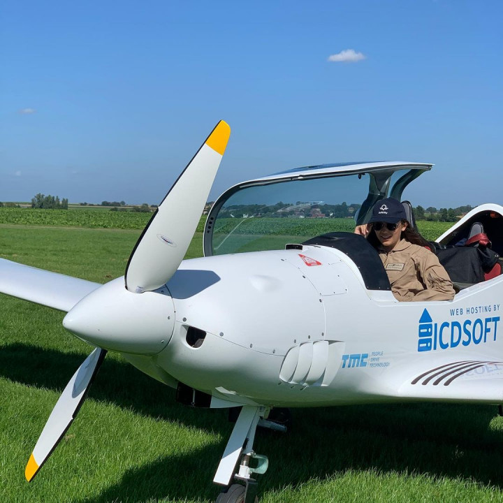 Wow! Zara Rutherford, Pilot Wanita 19 Tahun Keliling Dunia Sendirian