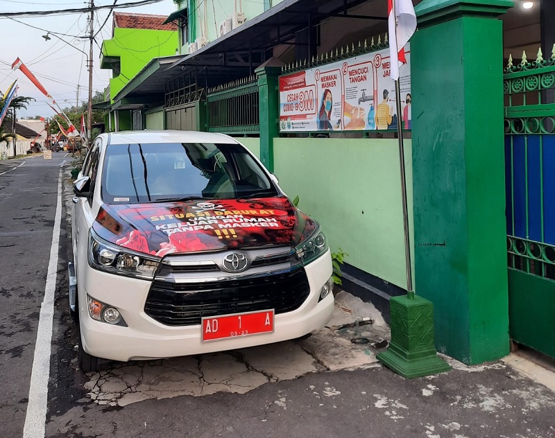 Mobil dinas Wali Kota Solo Gibran Rakabuming Raka parkir di depan sekolah. (Istimewa)