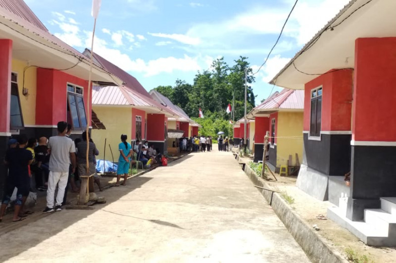 Pembangunan rumah bagi warga Desa Leo-Leo. Foto: Antara