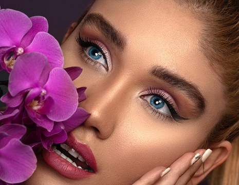 6 Eyeliner Hacks dengan Alat Bantu yang Unik dari Sendok hingga Tusuk Gigi