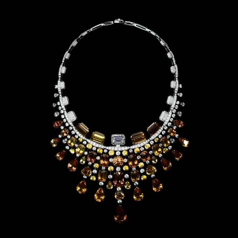 Kalung Golden Burst, dibuat dengan tangan dari 54 topas kekaisaran dengan berat total 358,41 karat. (Foto: Dok. Instagram/@chanelofficial)
