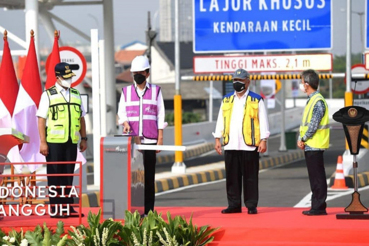 Momen Jokowi Resmikan Jalan Tol Kelapa Gading-Pulo Gebang