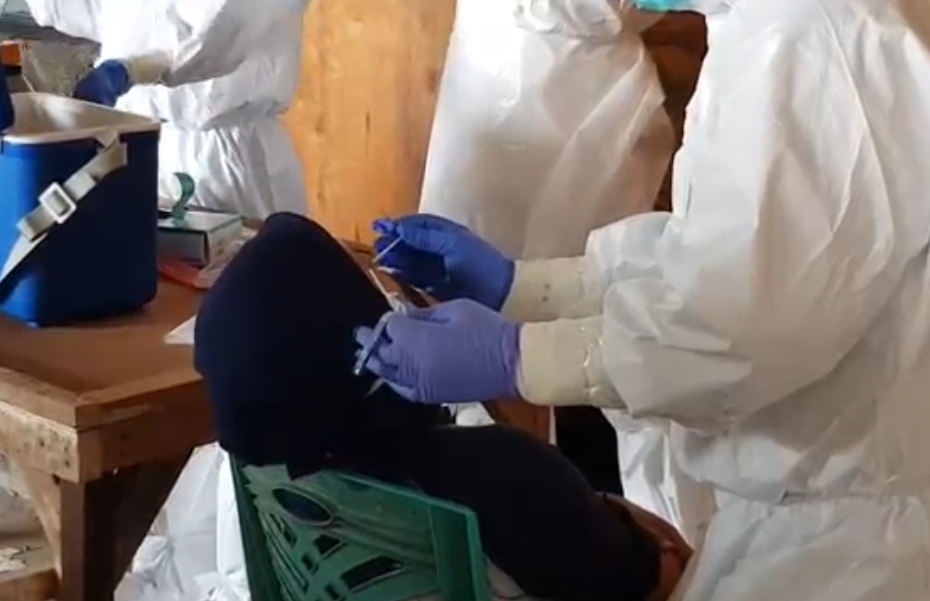 Tes PCR terhadap pedagang Pasar Perumnas Klender, Jakarta, Timur, Jumat, 22 Mei 2020. Foto: Medcom.id/Zaenal Arifin