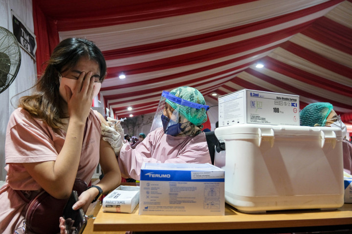 Foto: Warga Jakarta Mulai Disuntik Vaksin Covid-19 Pfizer