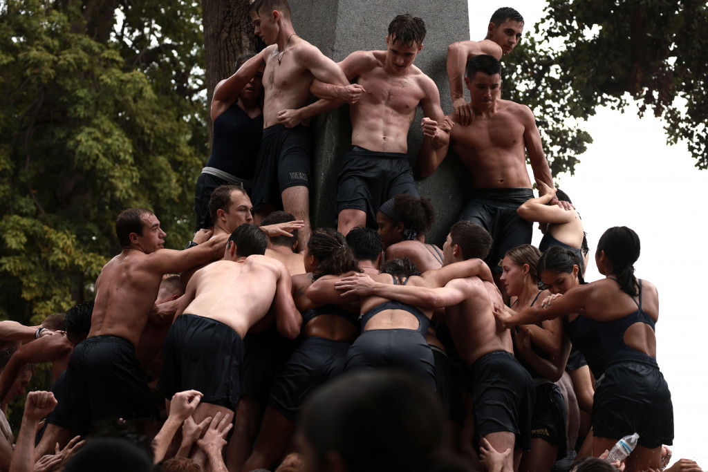 Potret Tradisi Taruna Angkatan Laut AS Mendaki Monumen Herndon
