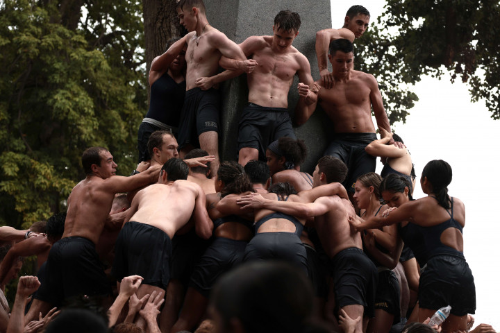 Potret Tradisi Taruna Angkatan Laut AS Mendaki Monumen Herndon