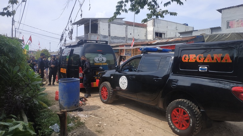 Petugas berada di batas garis polisi penemuan benda diduga bom di Bekasi. Antonio/Medcom.id