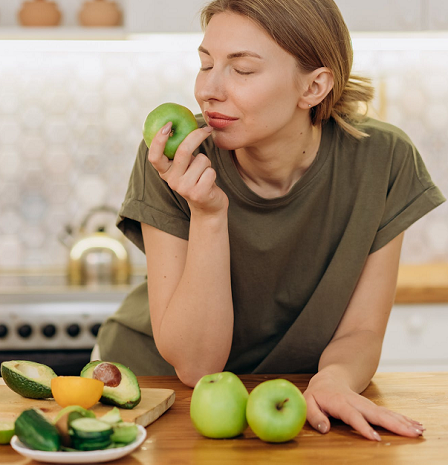 Satu studi menemukan bahwa makan apel saat hamil dapat mengurangi kemungkinan bayi terkena asma dan alergi seiring waktu. (Foto: Ilustrasi. Dok. Pexels.com)