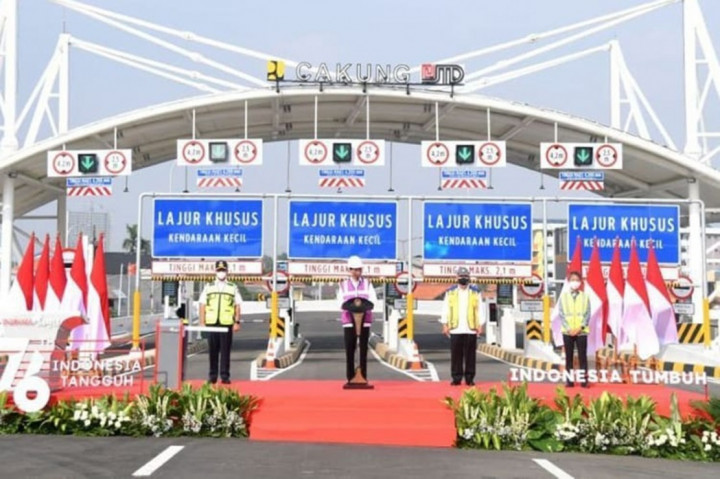 3 Foto Terpopuler: Presiden Resmikan Jalan Tol hingga Warga Jakarta Mulai Disuntik Vaksin Pfizer