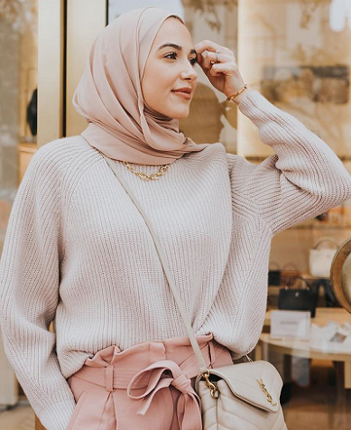 Untuk tampilan kalem, kamu bisa memadukan celana warna pink dengan sweater dan hijab warna senada. (Foto: Dok. Instagram/@withloveleena)