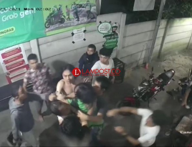 Viral Video Pengemudi Ojol di Lampung Dikeroyok Karyawan Rumah Makan