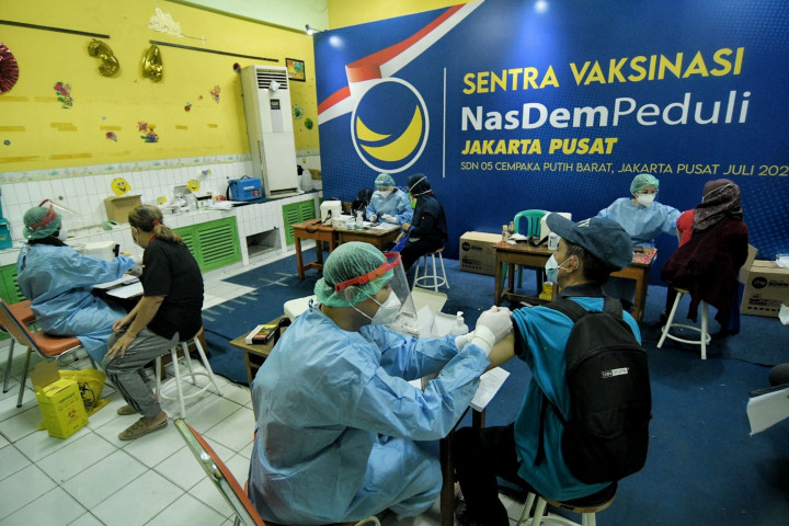 Antusiasme Warga Ikuti Vaksin Dosis Kedua di Sentra Vaksinasi NasDem Peduli