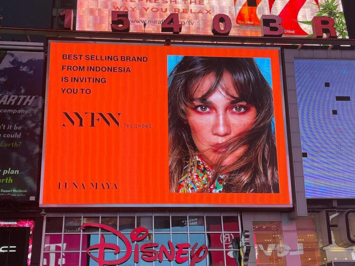 Wow! Luna Maya Nampang di Times Square New York