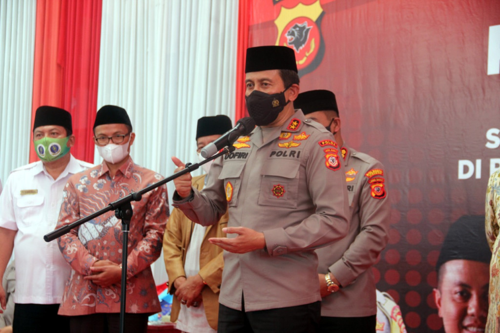  Kapolda Jabar, Irjen Ahmad Dofiri, saat menghadiri vaksinasi masal di Pondok Pesantren Babakan Ciwaringin Cirebon, Selasa, 24 Agustus 2021. Medcom.id/ Ahmad Dofiri