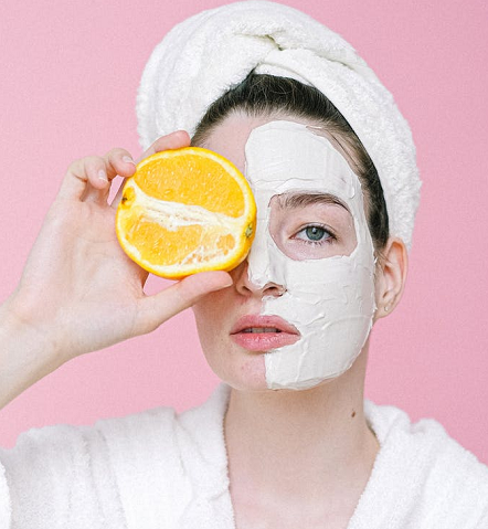 Kamu perlu menghidrasi kulit dengan menggunakan masker wajah. (Foto: Ilustrasi. Dok. Pexels.com)