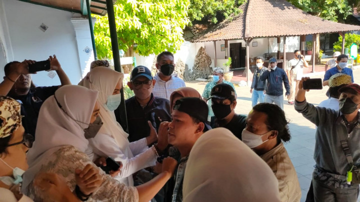 Pelantikan Perangkat Keraton Kasepuhan Cirebon Versi Sultan Aloeda II Ricuh