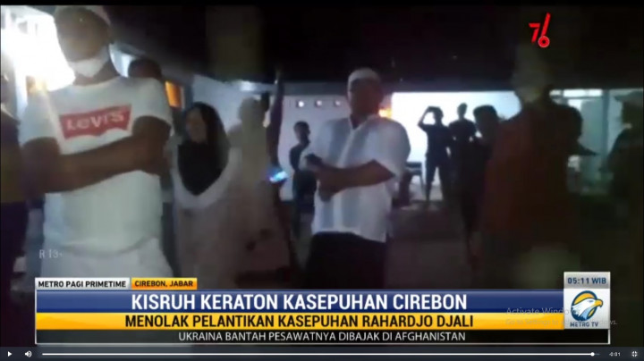 Massa Geruduk Pelantikan Kabinet Sultan Aloeda II Keraton Kasepuhan Cirebon