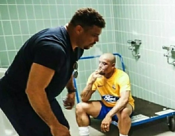 Viral Foto Duo Brasil Ronaldo dan Roberto Carlos Merokok di Toilet, Mirip Siswa Nakal