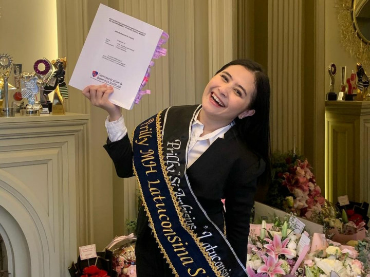 Selamat! Prilly Latuconsina Sudah Sarjana