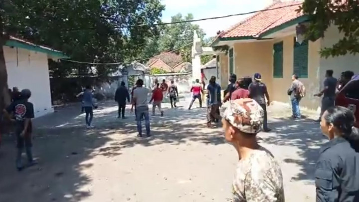 Dualisme Silsilah Keturunan Kasepuhan Cirebon, Dua Kubu Bentrok