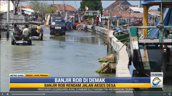 Warga Demak Pertahankan Tanah Kelahirannya dari Kepungan Banjir Rob