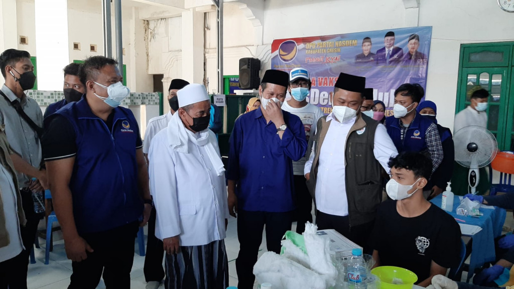  Bupati Gresik, Fandi Akhmad Yani, bersama Pimpinan DPD Partai NasDem Gresik meninjau vaksinasi covid-19 di Pondok Pesantren Al Muniroh, Kecamatan Ujung Pangkah, Gresik, Rabu, 25 Agustus 2021. Metro TV/ Solikhul Huda