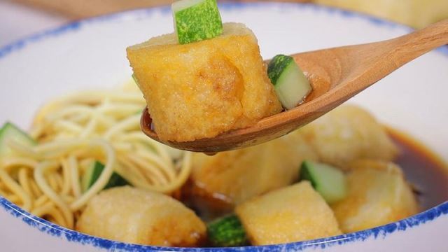 Ini cara membuat pempek dos. (Foto: Dok. Endeus TV)
