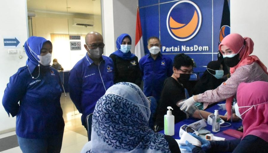 Vaksinasi massal di Sekretariat DPW NasDem Kalbar. (Partainasdem.id)