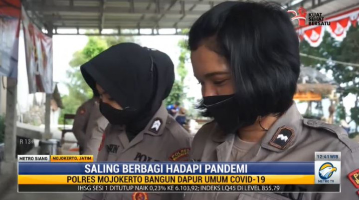 Polwan di Mojokerto Cekatan Mengolah Makanan untuk Dibagikan ke Pasien Isoman