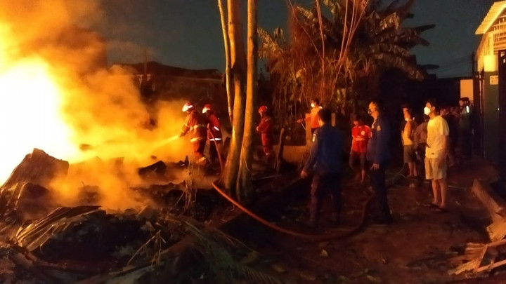 Puluhan Lapak dan 6 Rumah di Jatiwaringin Hangus