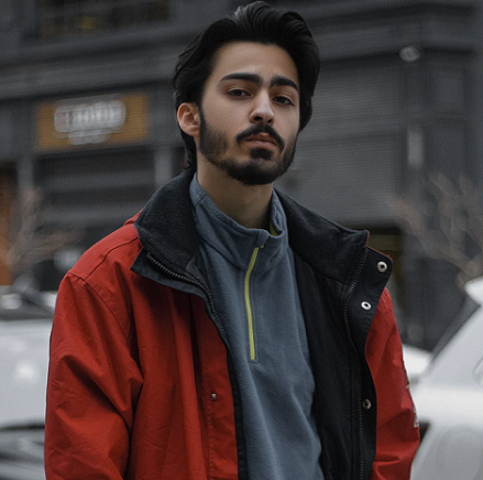 Jika kamu termasuk yang memiliki warm undertone, warna terbaik untuk kamu adalah warna-warna yang mencerminkan alam, seperti merah. (Foto: Ilustrasi. Dok. Unsplash.com)