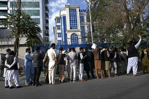 Bank di Afghanistan Mulai Buka, Ratusan Orang Rela Antre Ambil Uang