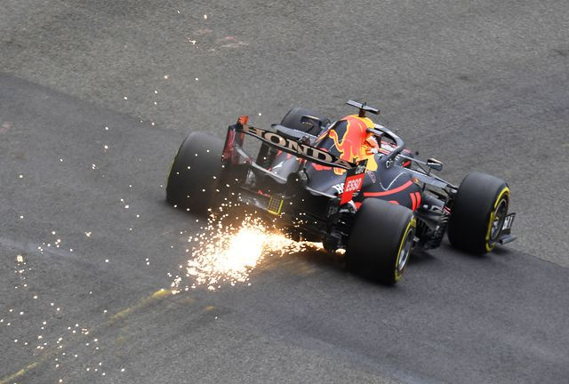 Diwarnai Kecelakaan, Verstappen Tercepat di FP2