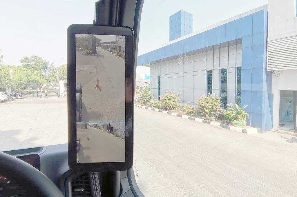 Mercedes Benz mirrorcam