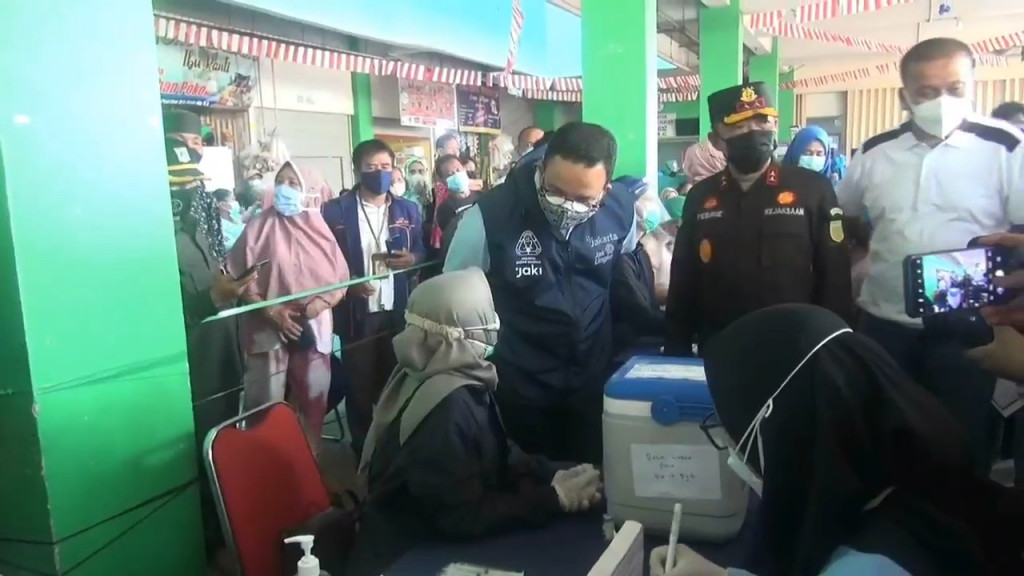 Gubernur DKI Jakarta Anies Baswedan saat meninjau vaksinasi di Jakarta Utara/Istimewa