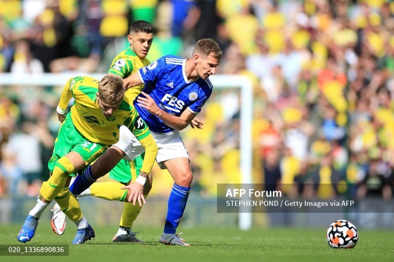 Winger Leicester City, Marc Albrighton, berduel dengan bek Norwich City, Brandon Williams (AFP/Stephen Pond)
