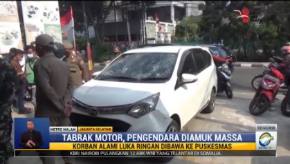 Kabur Usai Tabrak Motor, Pengendara Mobil Diamuk Massa