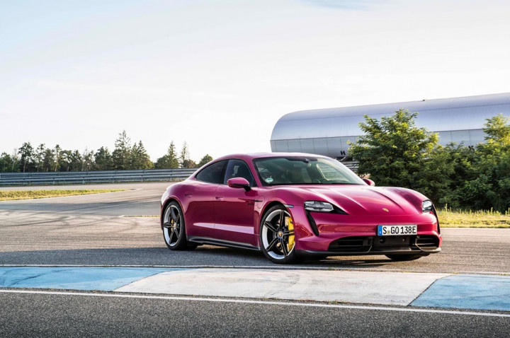 Canggih, Porsche Taycan Terbaru Bisa Parkir Sendiri