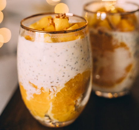 Yogurt sendiri bisa dijadikan dessert yang segar bila dicampurkan dengan chia seeds dan buah-buahan. (Foto: Ilustrasi. Dok. Pexels.com)