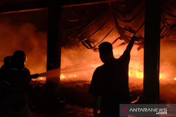 Kebakaran di TPA Kota Probolinggo Hanguskan Kendaraan Operasional