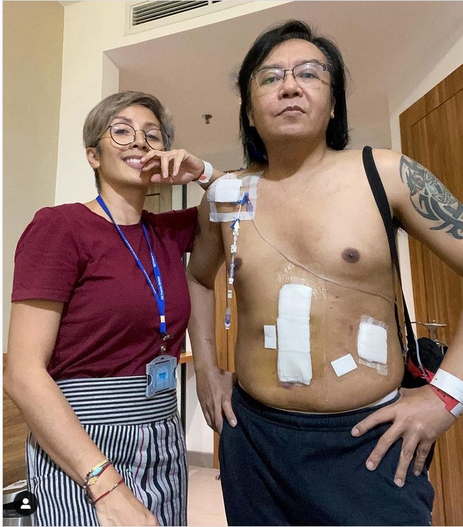 Belum Bisa Pulang dari RS, Ari Lasso Unggah Foto Berkacak Pinggang:  <i>Tiwas Adus</i>