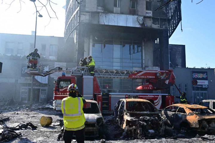 Penampakan Gedung Perumahan 20 Lantai di Milan Terbakar
