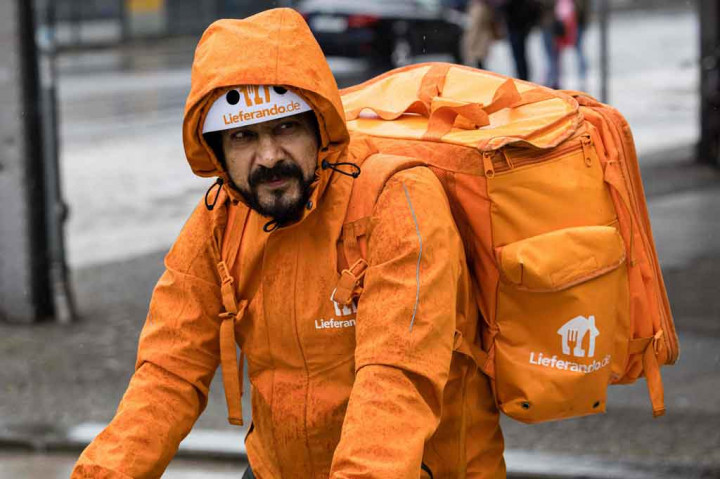 Tak Malu dan Gengsi, Mantan Menteri Afghanistan Ini Kini Jadi Pengantar Makanan