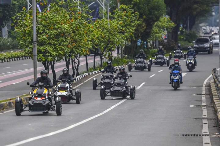 Kevin Sanjaya Keliling Jakarta Naik Motor Roda Tiga, Ini Reaksinya