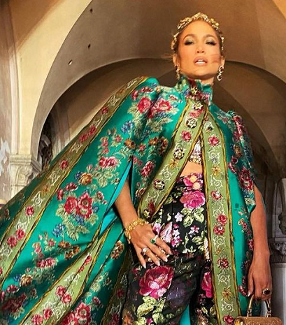 JLo tampil memukau dalam balutan koleksi terbaru Dolce & Gabbana Alta Moda. (Foto: Dok. Instagram/@jlo)